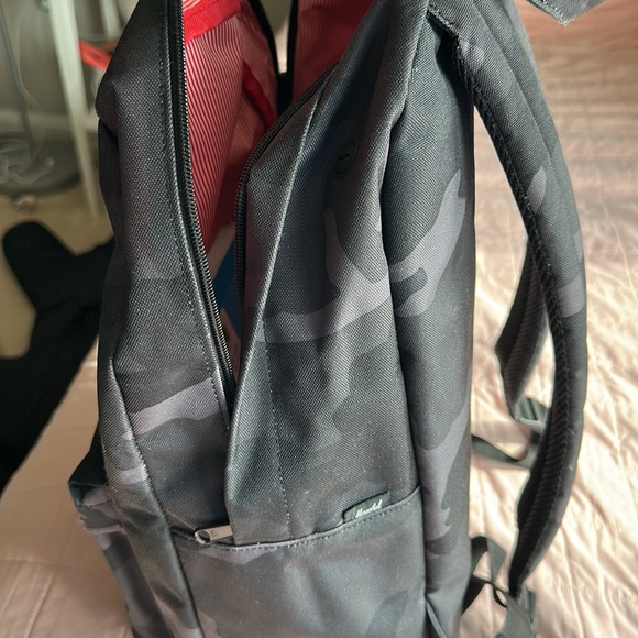 Herschel Backpack - Picture 2 of 3